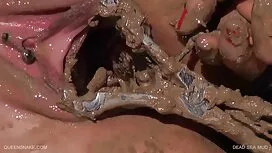 مرد بر روی صورت و کا ...