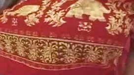 دختر نوجوان نشان می  ...